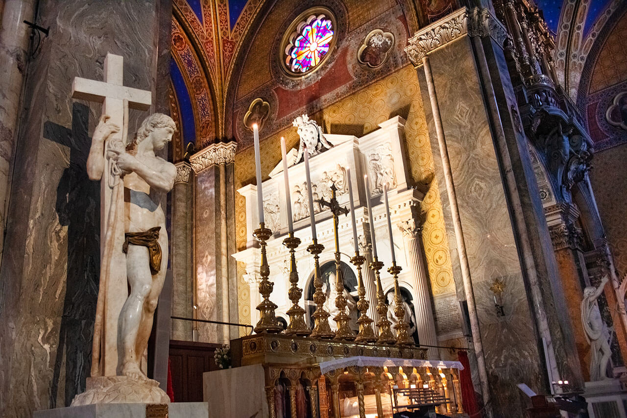 Michelangelo Christ the Redeemer Santa Maria Sopra Minerva most famous churches in Rome luxury tours