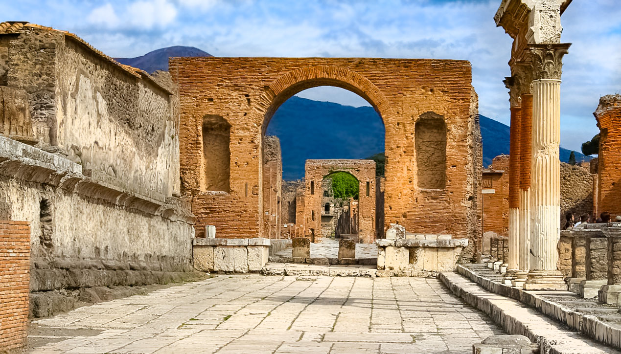 Sightseeing Transfer from Rome to Amalfi Coast with a Visit to Pompeii